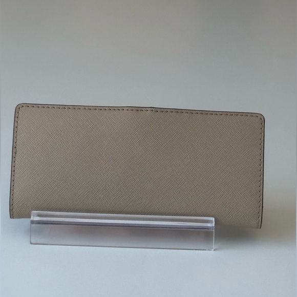 Michael Kors Jet Set Travel Beige Wallet with Gold Logo NWT - Picture 2 of 8